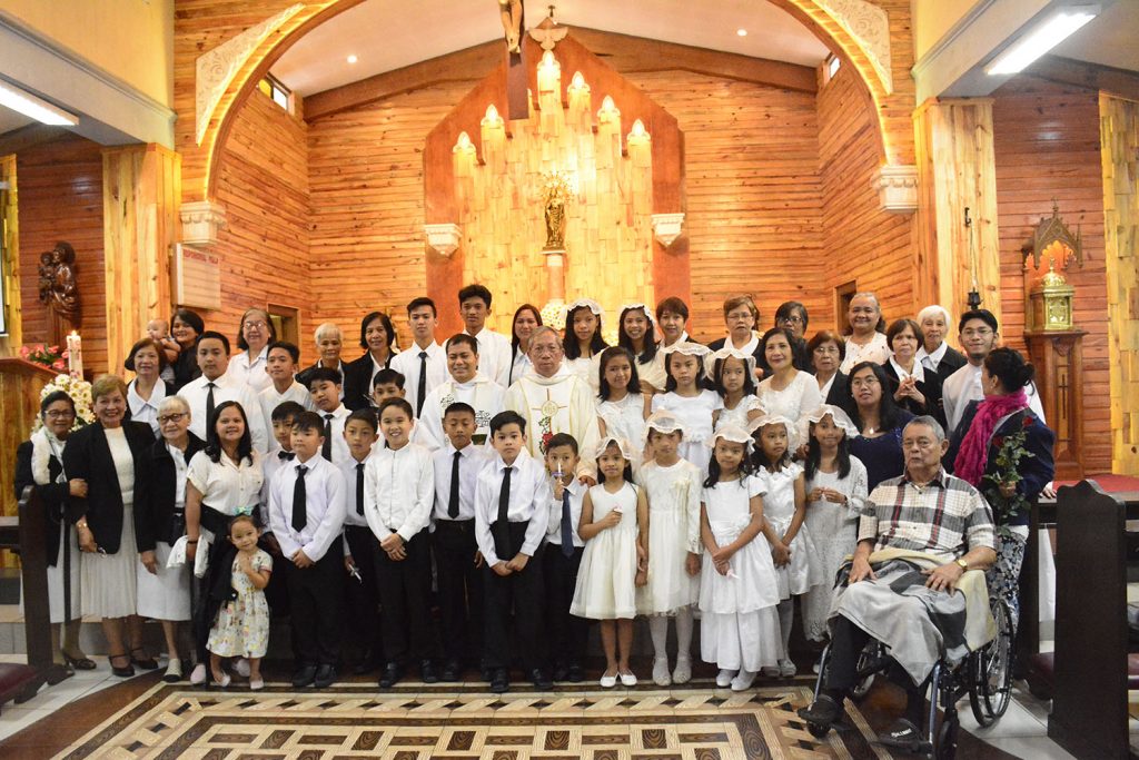 The first communicants in a photo op with SARF members and mass celebrants Fr. Leonardo Paulegue, OAR and Fr. William Cordero, OAR.