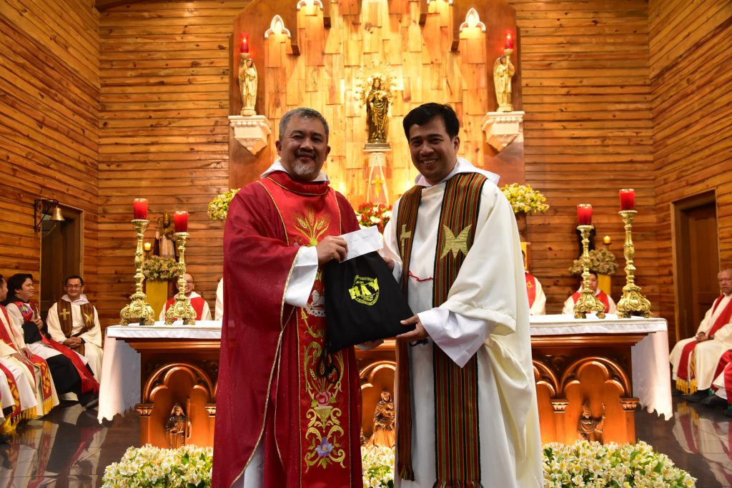 Seminary Rector Fr. Bernard C. Amparado, OAR (left) receives a token of gratitude from Fr. Joseph Dexter Palagtiosa, OAR, head of the Section on Youth Ministry.