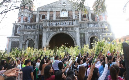 PALM SUNDAY. Devotees wave their palaspas during the observance </br> of Palm Sunday at the Immaculate Conception Church in Dasmariñas, Cavite </br> on Sunday (April 14, 2019). In the Christian tradition, Palm Sunday is the first day </br> of Holy Week which commemorates Jesus' triumphant entry into Jerusalem. </br> (PNA File photo by Avito C. Dalan)
