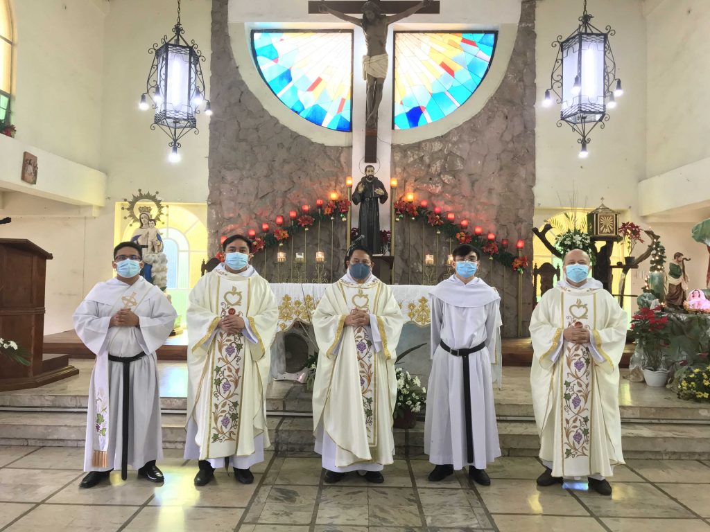 The newly professed friar, Fray Chrislean Rey Pamilaga, OAR (4th from L) </br> is flocked by his Novice Master, Fray Roland Cepe (2nd from L), </br> Fray Dionisio Selma, Prior Provincial (center), Fray Paulino Dacanay, Prior of SEMoNoRe (far right) </br> and Fray Cristito Rey Tepace, deacon.