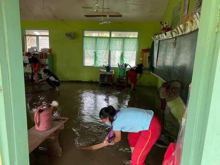 Prepared to lead through service. Thomasian Girl Scouts sweep out flood </br> in a kindergarten classroom in FLES, Barangay 1. (Photo by Ezra Ponferada)