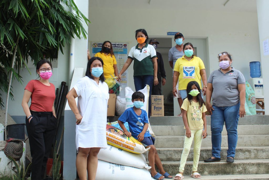  Immediate Response. CST-R’s Jamela Mapa (leftmost), CEDO coordinator, and Ma. Nita V. Bolo, HR Officer 
(second from left) deliver sacks of rice, detergent powder, canned goods and clothing to victims of the August 31, 2021 fire