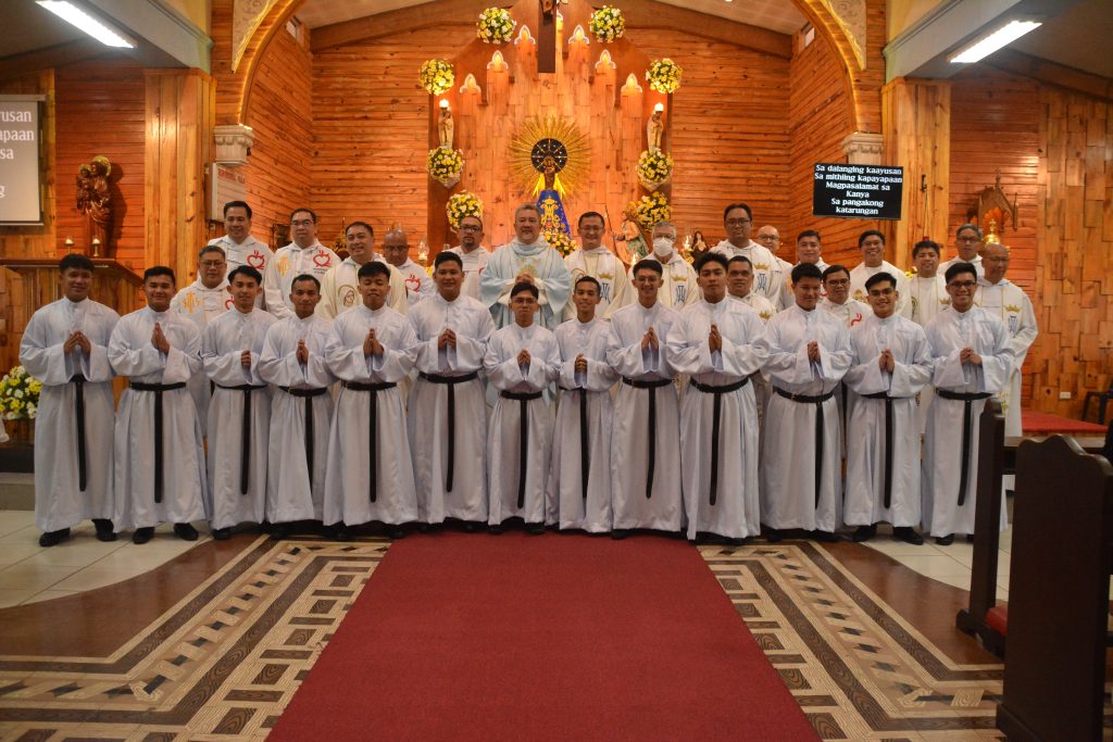 The Investees together with the concelebrating priests.